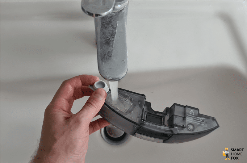 Резервуар Roborock s8+ заполнен водой.